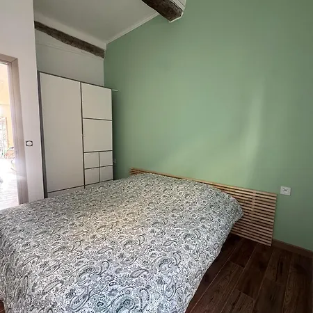 Apartment Fully Renovated 2 Bedrooms In Old